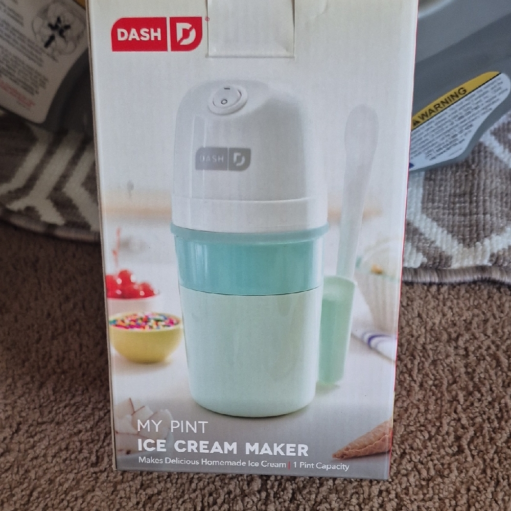 Ash My Pint Ice Cream Maker - Mint Green and White